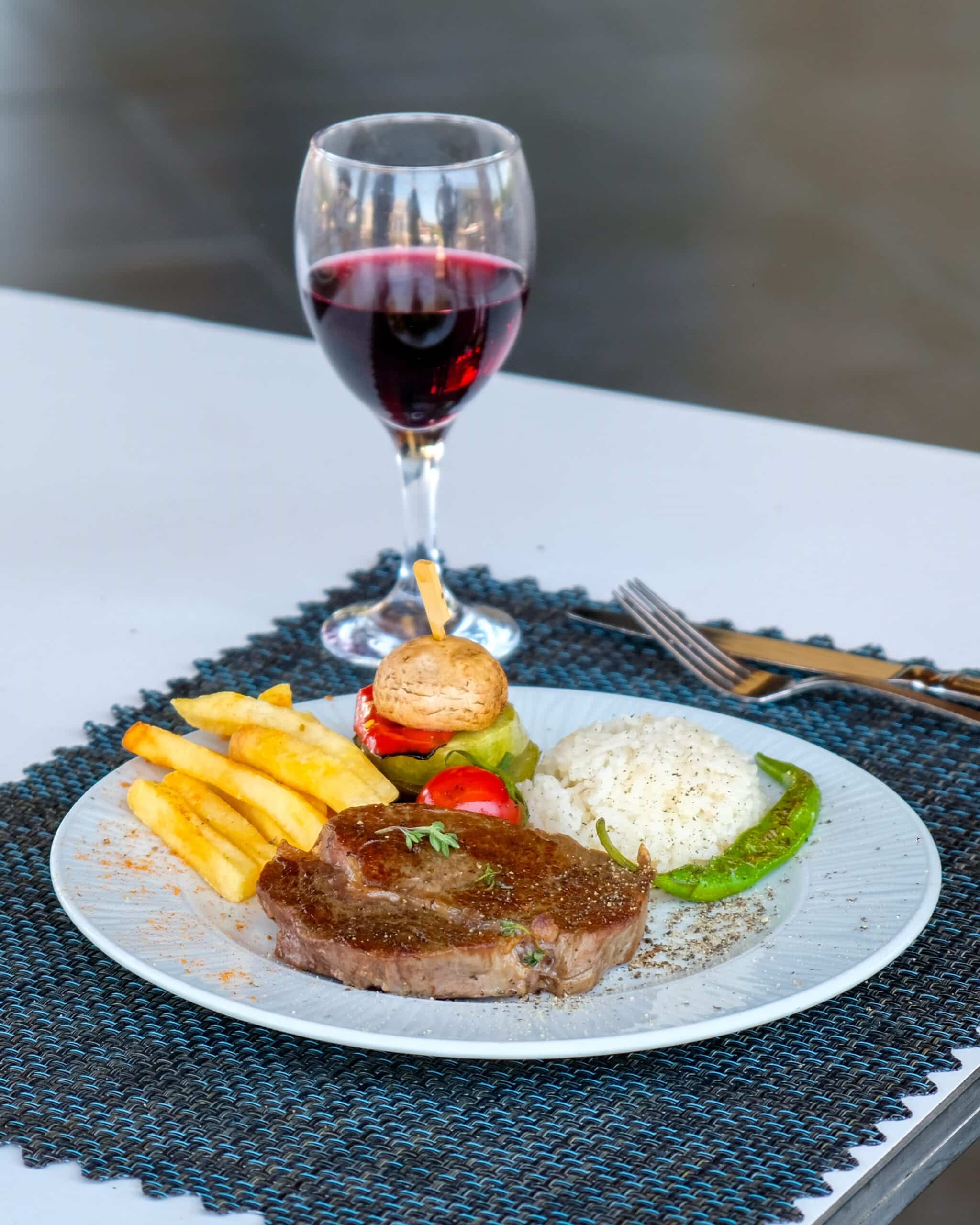 Et, pilav, patates ve şarap