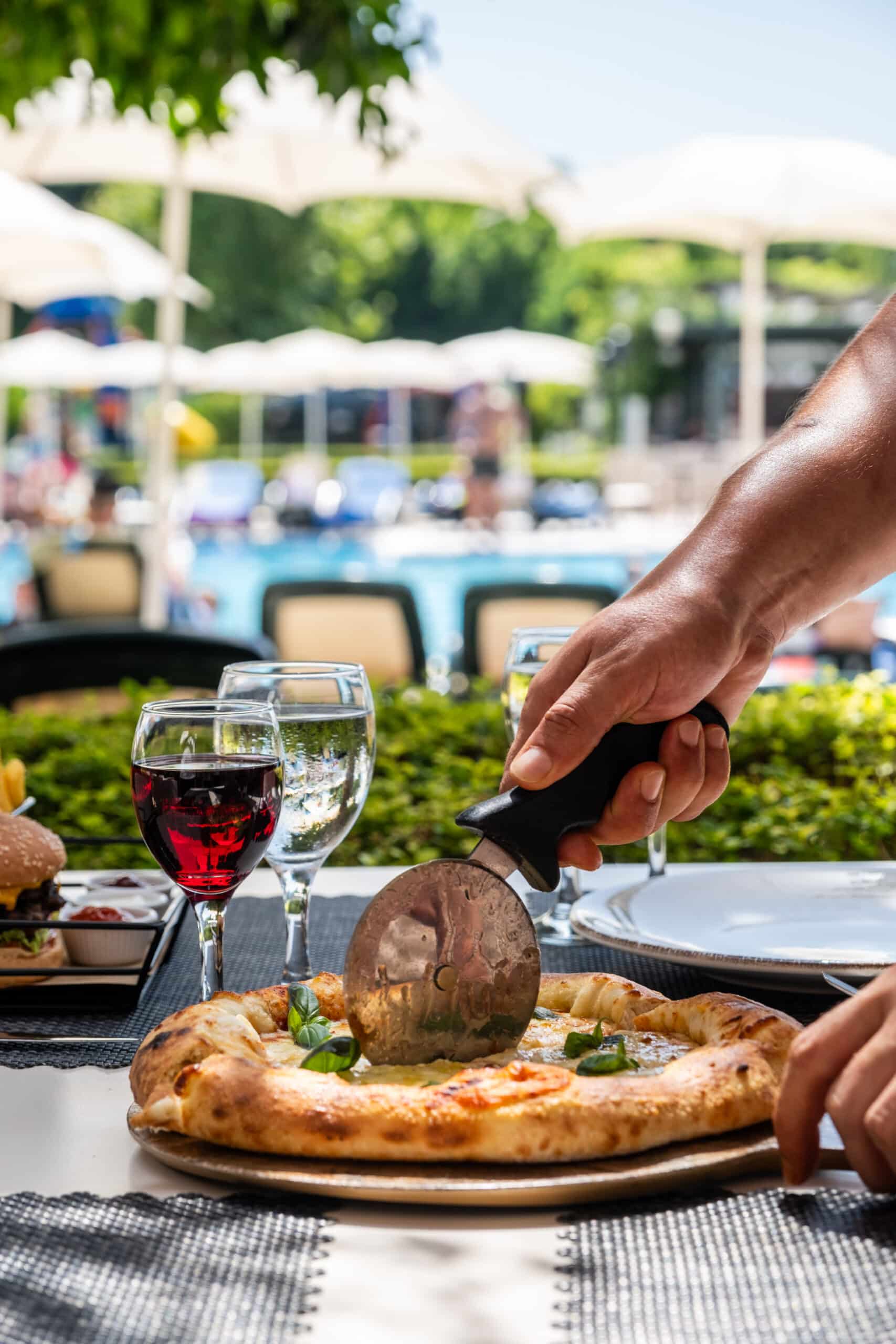 Pizza kesilirken, yaz atmosferi.