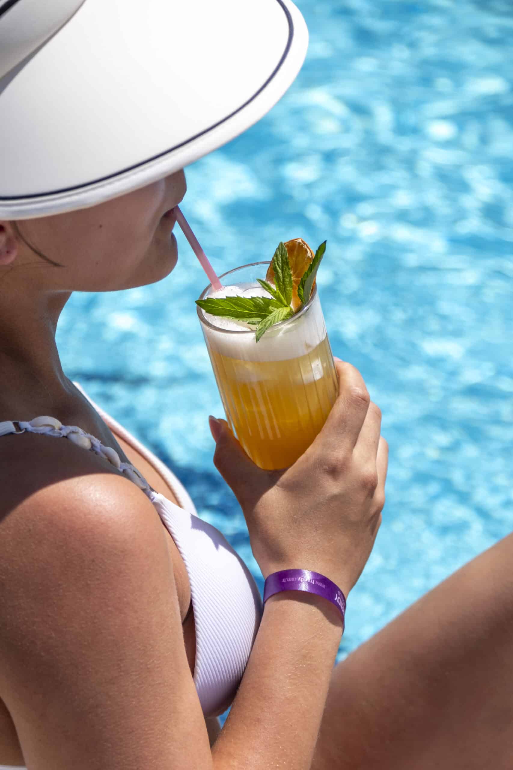 Yüzme havuzunda içecek keyfi.