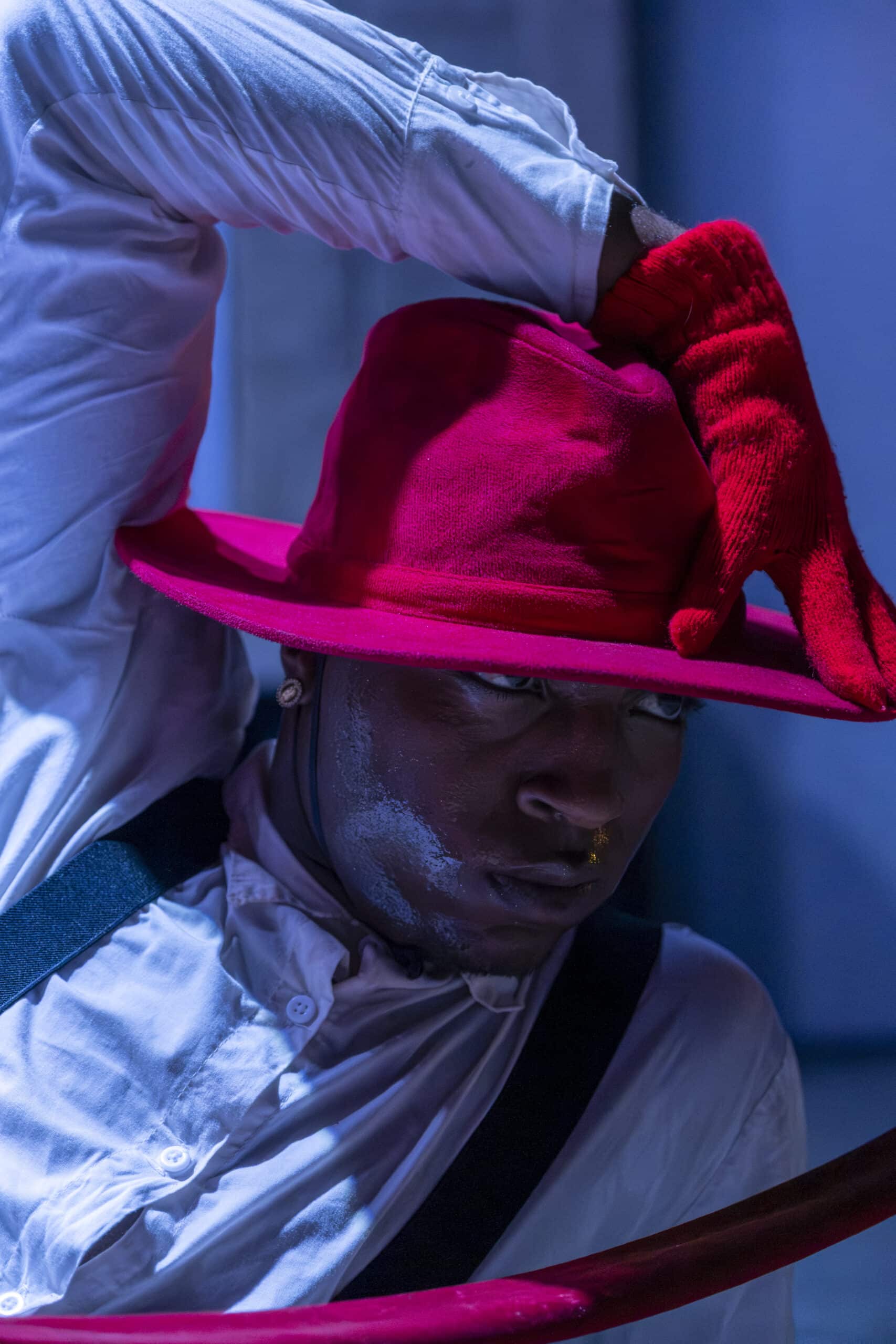 Kırmızı şapka ve eldivenli kişi.